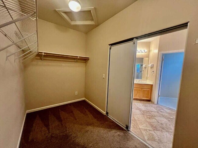 Building Photo - 116 Burgundy Ct