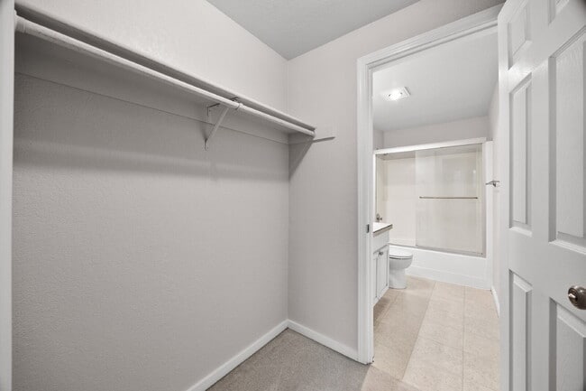 Building Photo - TOWNHOUSE IN KENT! Two story condo/townhouse 2 bedroom 1.5 bathroom TOWNHOUSE in Kent at Colonial...