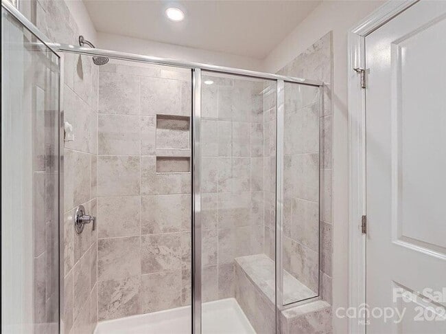 Building Photo - Spacious 4-Bed, 4-Bath Home with Modern Co...