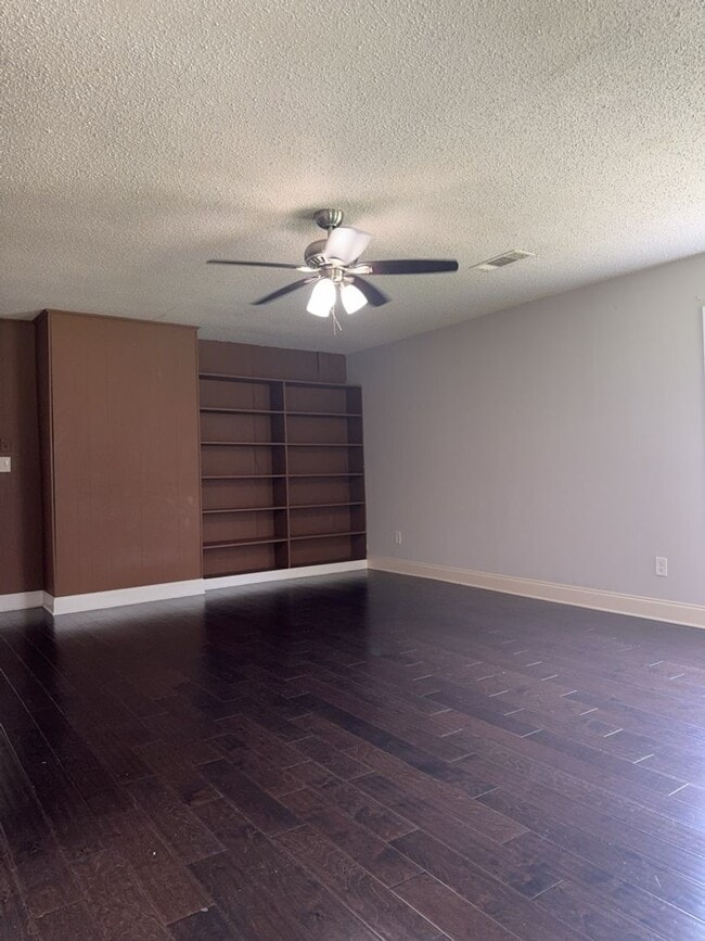 Building Photo - 3 bedroom Home- SECTION 8 ACCEPTED