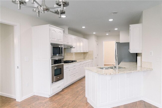 Primary Photo - 3 Acorn Cir