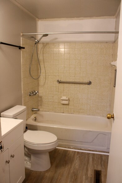 Building Photo - 225 Bland St