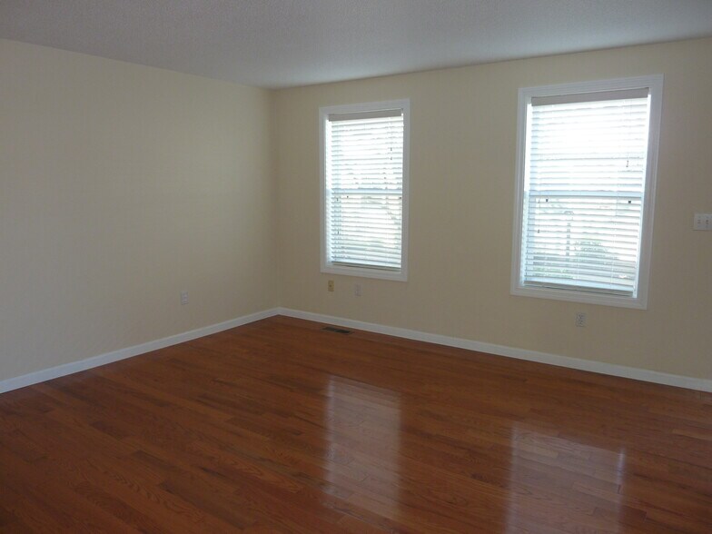 Building Photo - 14 Larkspur Ln