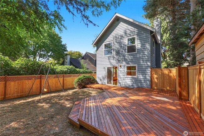 Building Photo - 3 bedroom 2.5 bathroom single family house...