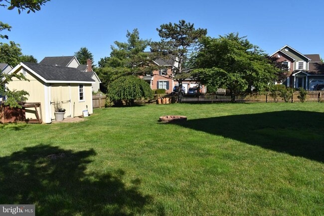 Building Photo - 2174 E Greenleaf Dr