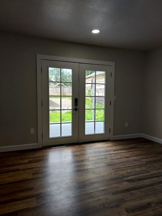 Building Photo - 2 Story Remodeled Single-Family Home in Po...