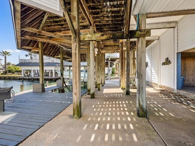 Building Photo - 334 Paradise Dr