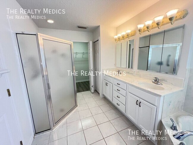 Building Photo - 2644 SW 20th Cir