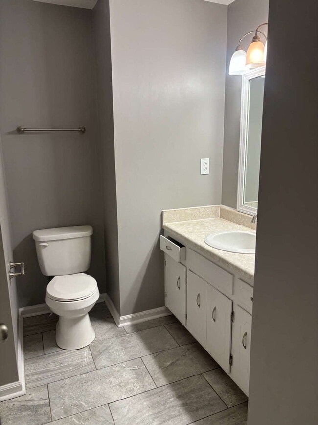 Building Photo - 392 Roselawn Dr