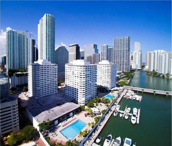 Building Photo - 905 Brickell Bay Dr