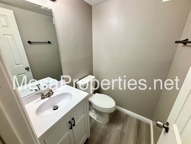 Building Photo - 1749 E Fairfield Ct