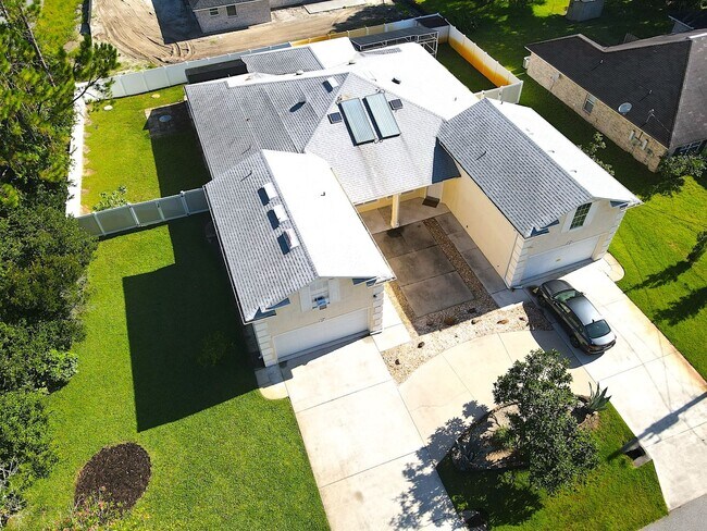Building Photo - Huge 4 Bed 3 Bath 2 Car Townhome w FENCED YARD  for Rent!