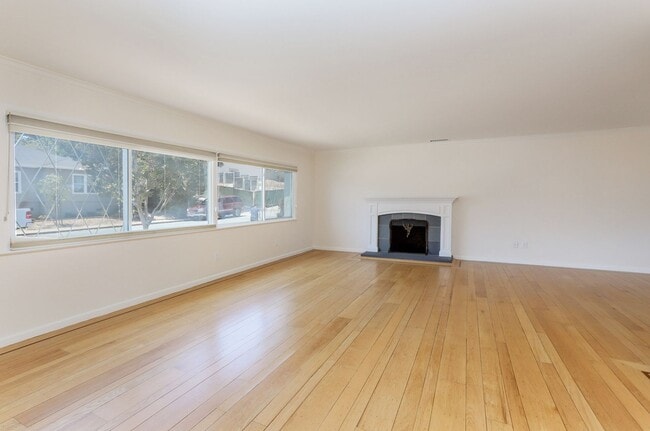 Building Photo - 4 Bed / 3 Bath Burlingame home near excell...