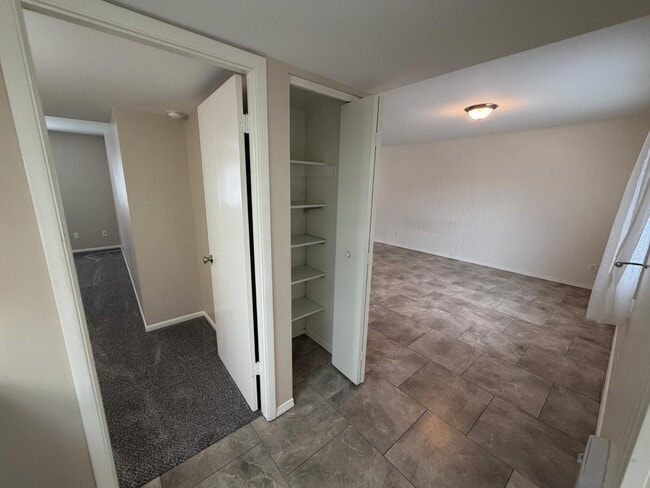 Building Photo - 1609 E Ellis Dr