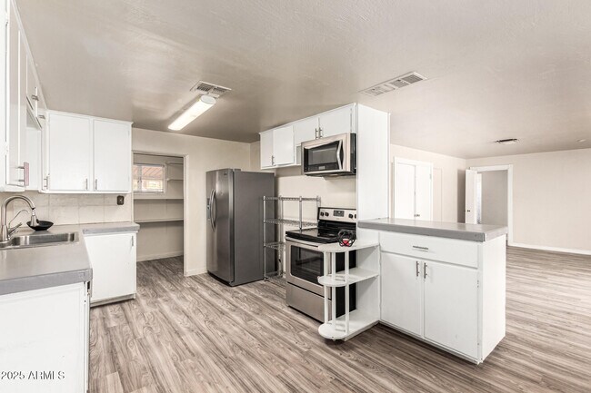 Building Photo - 809 N Gilbert Ave