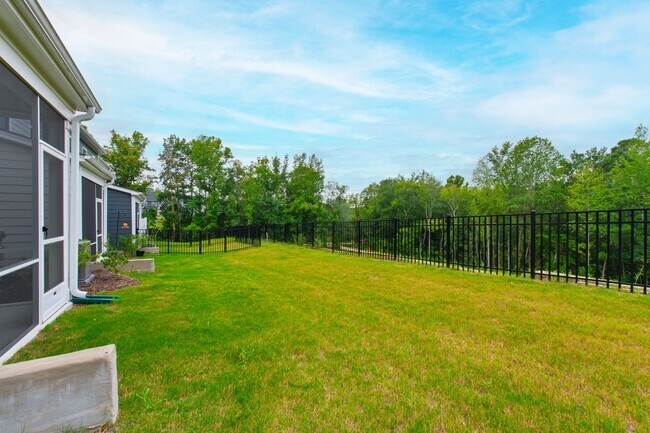 Building Photo - Bright & Beautiful! Modern 3-Bedroom Townh...