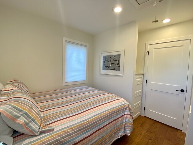 Building Photo - 1401 Bleistein Ave