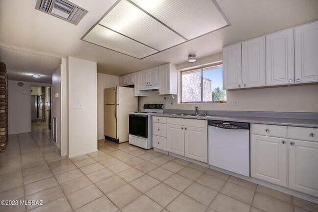 Building Photo - Affordable 2 Bedroom 2 Bath Townhome Near ...