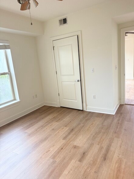 Building Photo - 200 River Vista Dr