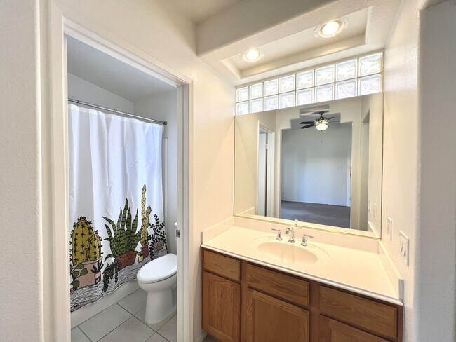 Building Photo - AVAILABLE NOW!!! 3 Bedroom 2 Bathroom Home in La Quinta