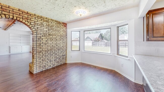 Building Photo - 4004 S Maple Ave