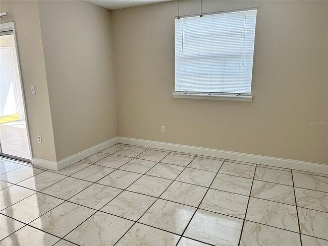 Building Photo - 4010 Versailles Dr