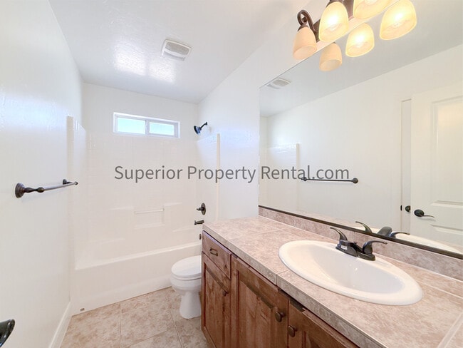 Building Photo - 4 bed, 2.5 bath duple w/2 car garage