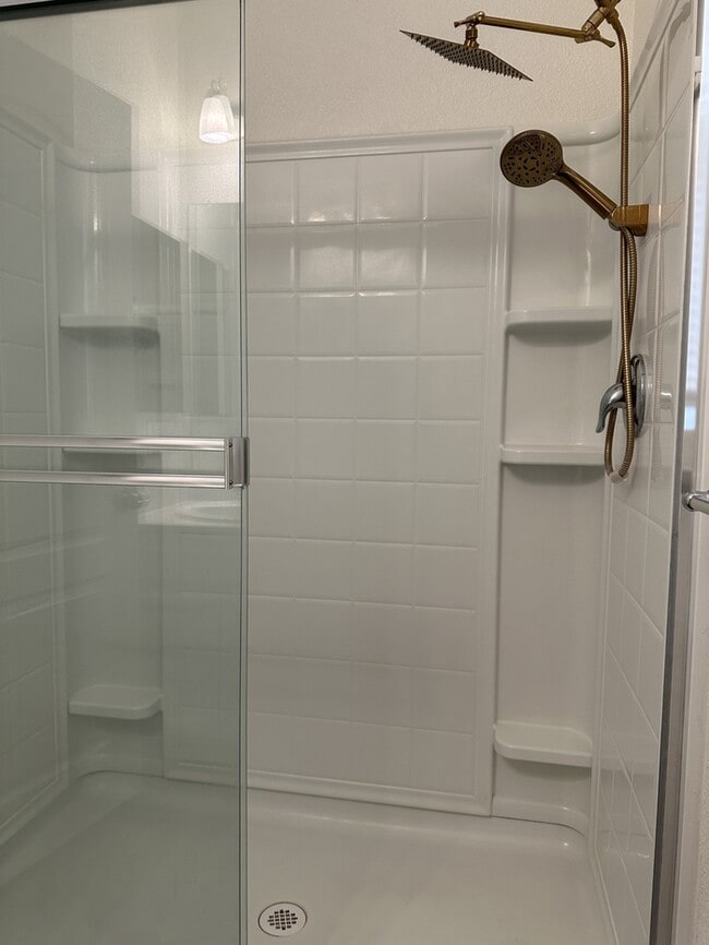 Building Photo - Manteca 5 Bedroom, 3 Bath Executive Style ...