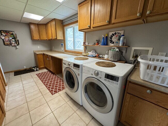 Building Photo - "Experience Elegant Living: 4-Bed Home with Granite Touches & Cozy Fireplace in Cottage Grove!"