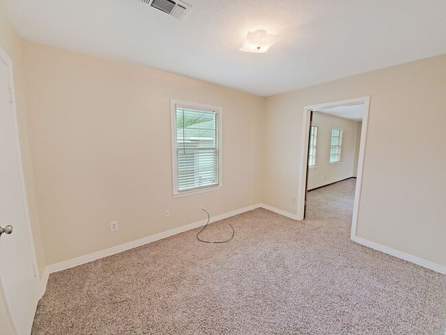 Building Photo - 208 Westfork Dr