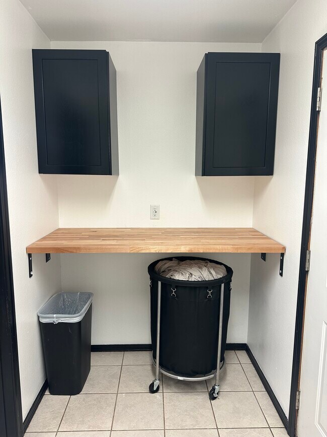 Building Photo - 647 S Hazelnut Ave