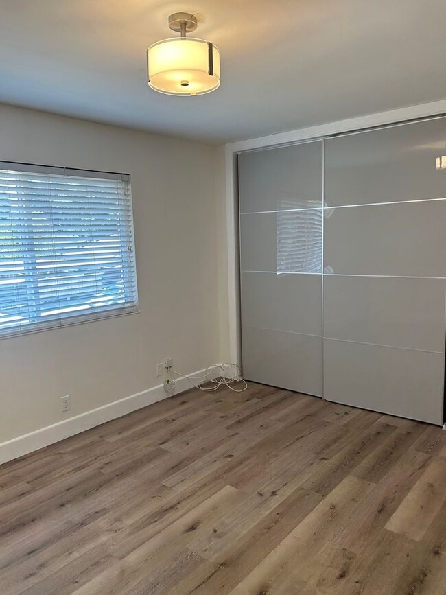 Building Photo - Fully remodeled town home!