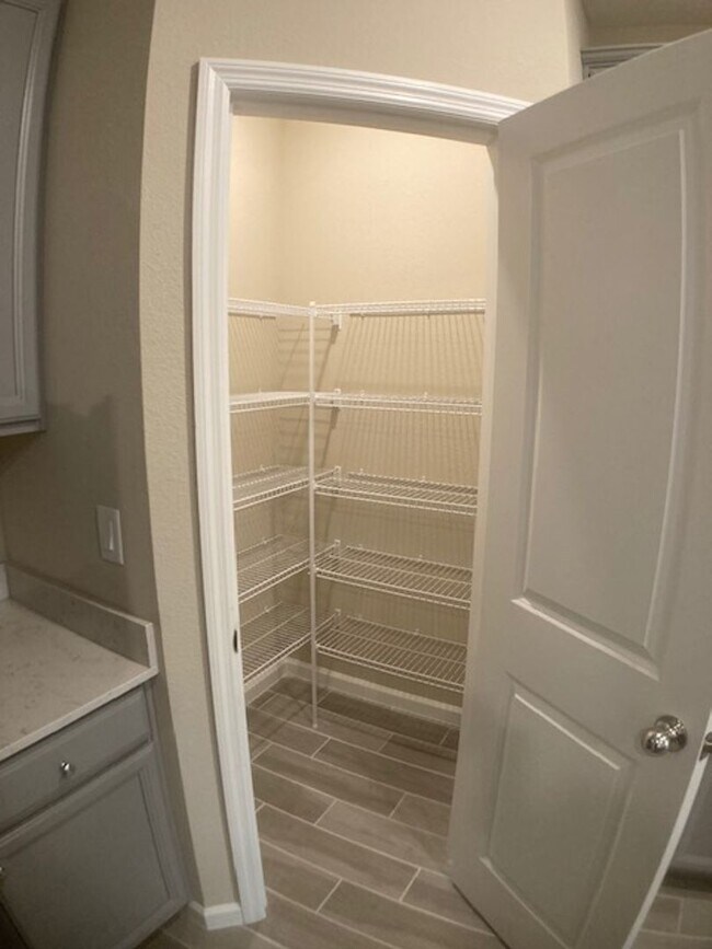 Building Photo - Stylish & Low-Maintenance Living in Oakleaf Community