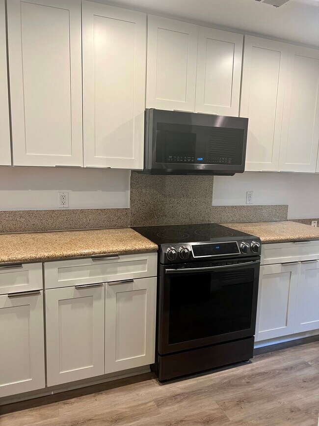 Samsung range, OTR microwave - 520 Lunalilo Home Rd