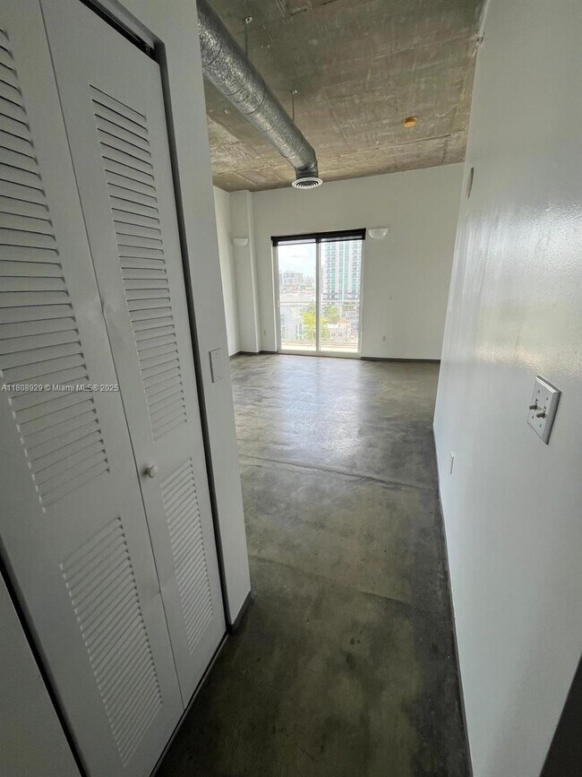 Building Photo - 455 NE 25th St