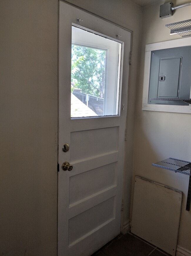 Building Photo - West Wash Park 2/1 Lots of Light, Mountain View and Reserved Parking!!
