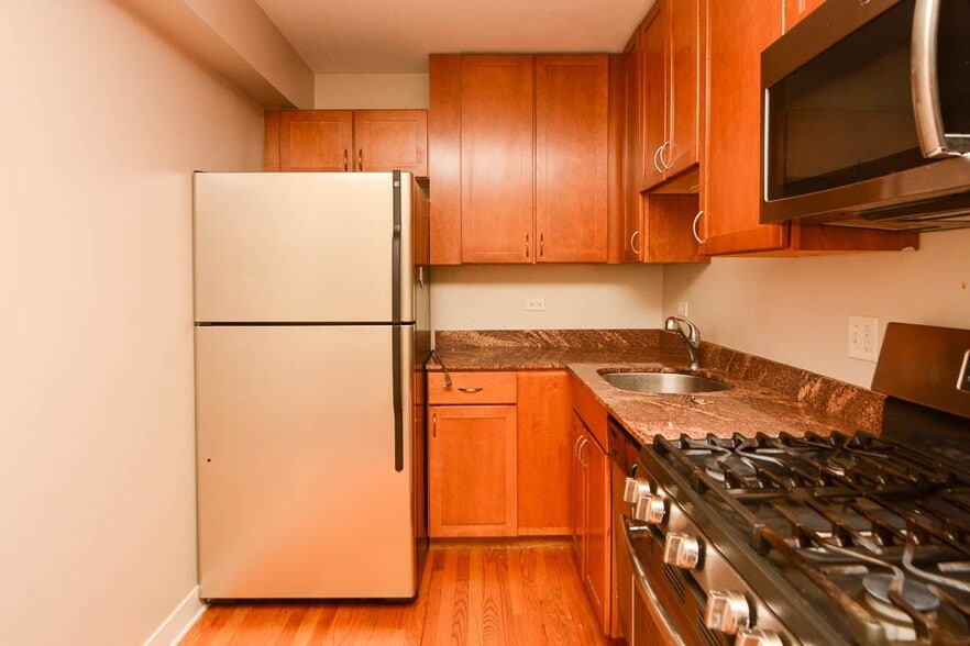 Building Photo - 675 W Wrightwood Ave