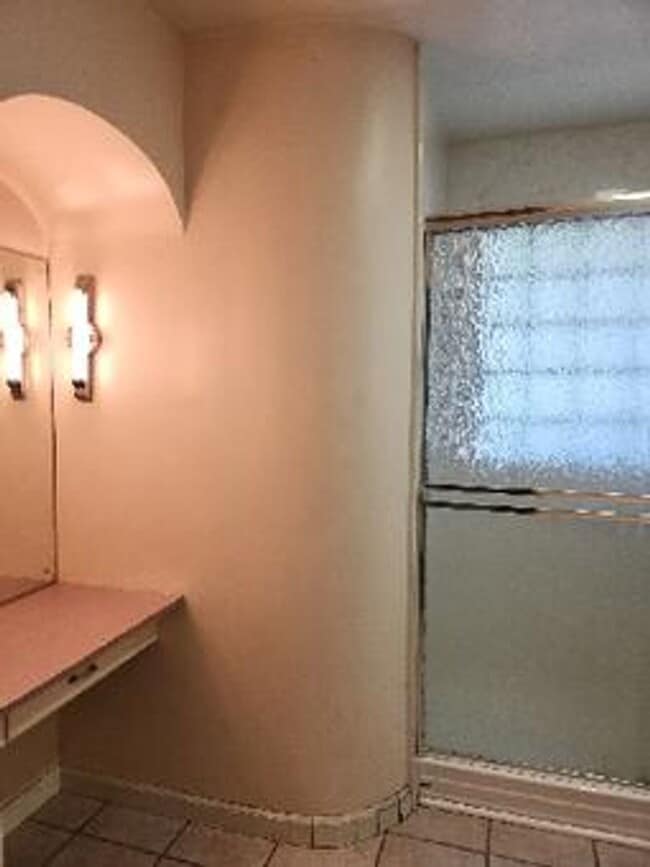 Building Photo - Spacious 3 Bedroom, 2 Bath Home on Private...