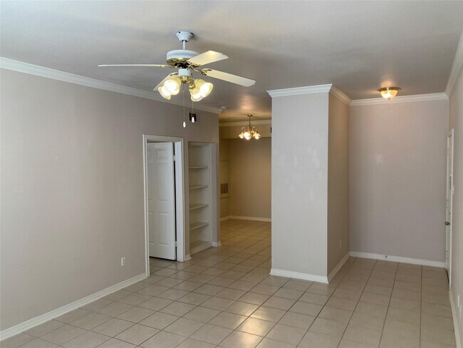 Building Photo - 2255 Braeswood Park Dr