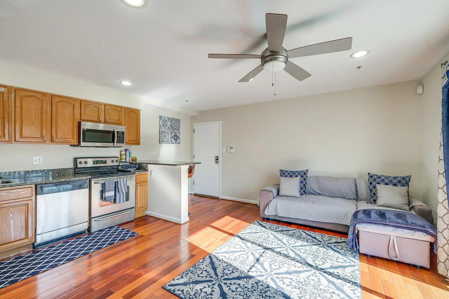 Building Photo - 450a Condon Terrace SE