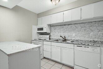 Building Photo - 816 S Crockett St