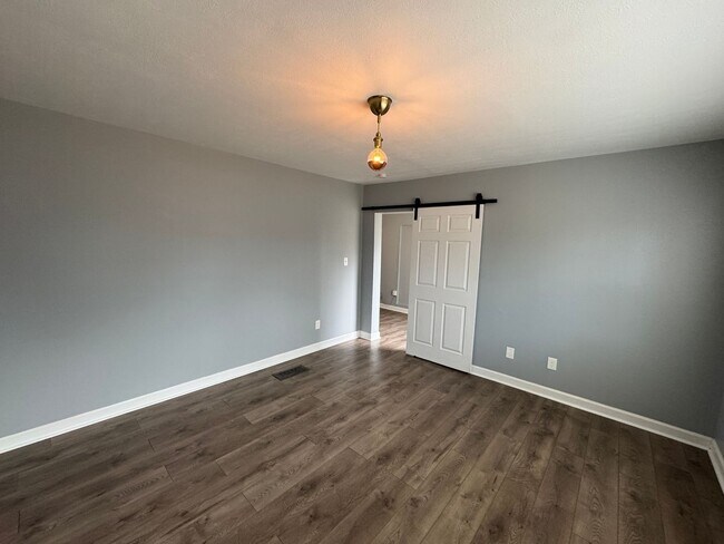 Building Photo - Fountain Square 3 Bed 2 Bath with fenced in backyard