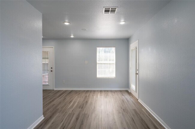 Building Photo - 2401 Haven Dr