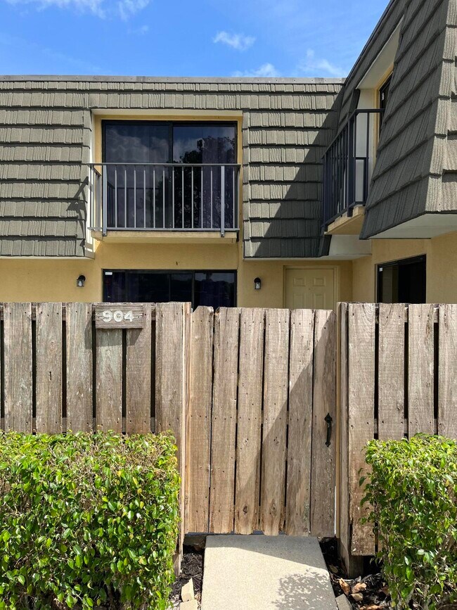 Primary Photo - 904 9th Way