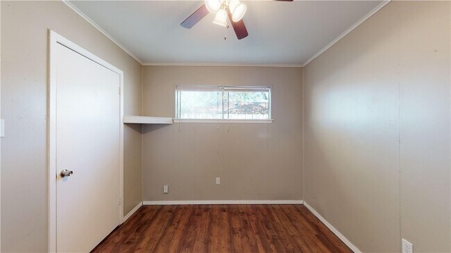 Building Photo - 204 Lynn Dr