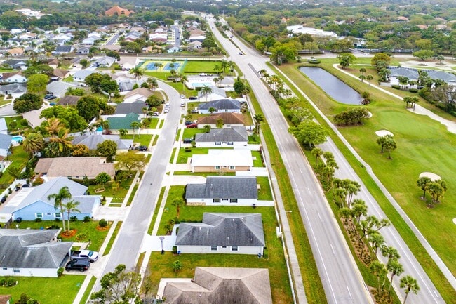 Building Photo - 125 Raintree Trail
