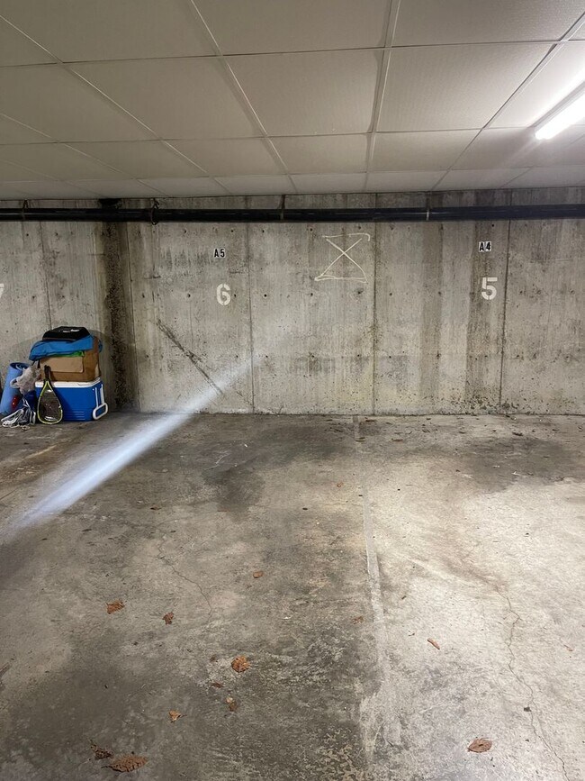 Building Photo - Bright & Spacious Top-Floor Condo in Greenwood!