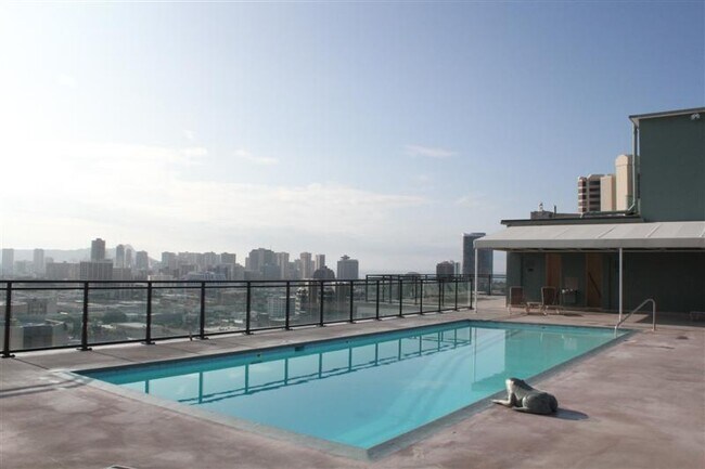 Building Photo - 1 bedroom, 1 bath, 1 Parking. End Unit! Am...