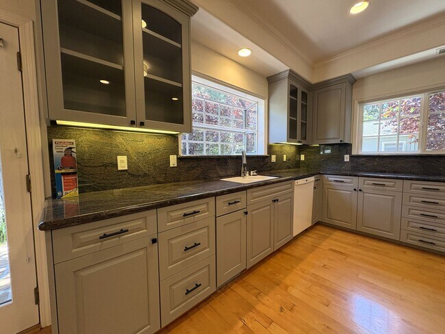 Building Photo - Spacious 3BR + Office | 2,150 SF | 2-Car Garage | Prime Menlo Park
