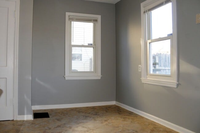Building Photo - 924 S Harris Ave